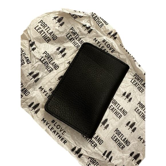 New Portland Leather Goods Chic Modern Passport Holder Pebbled Leather Black - Picture 3 of 3